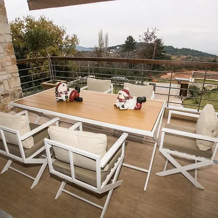 Evmorfes Villa *